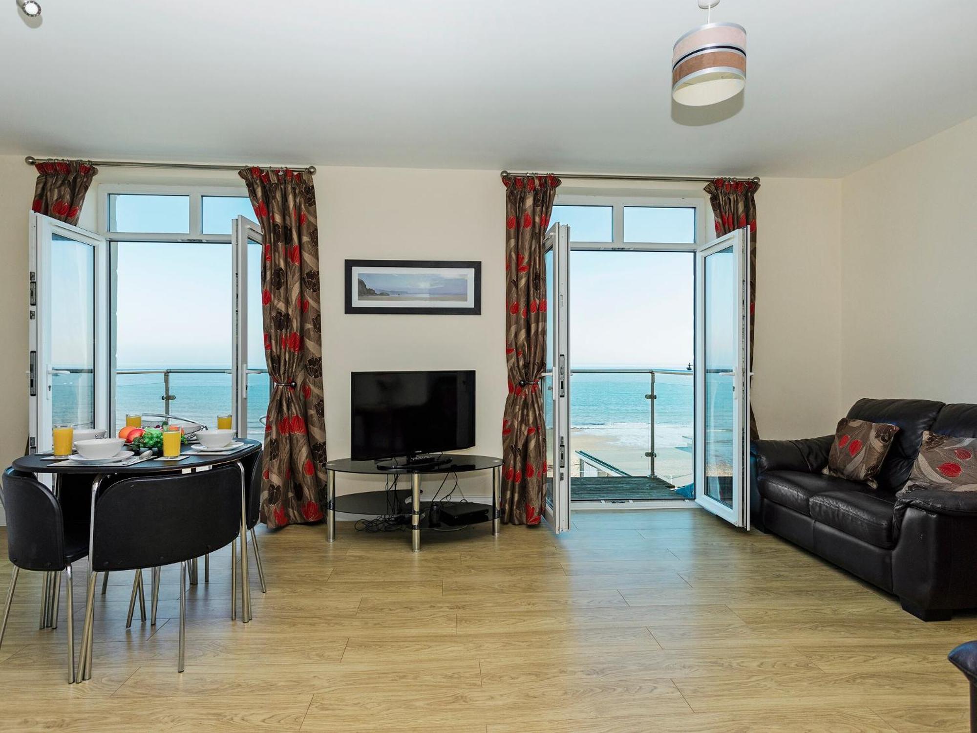 Sunny Beach Apartments 섕클린 외부 사진