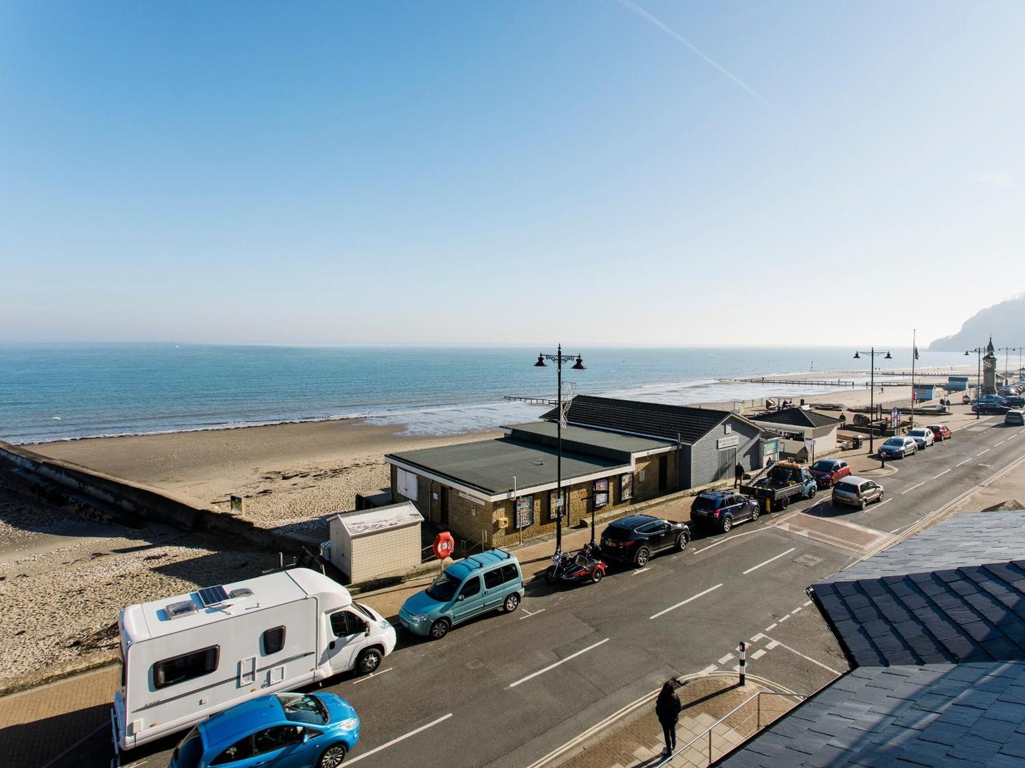 Sunny Beach Apartments 섕클린 외부 사진