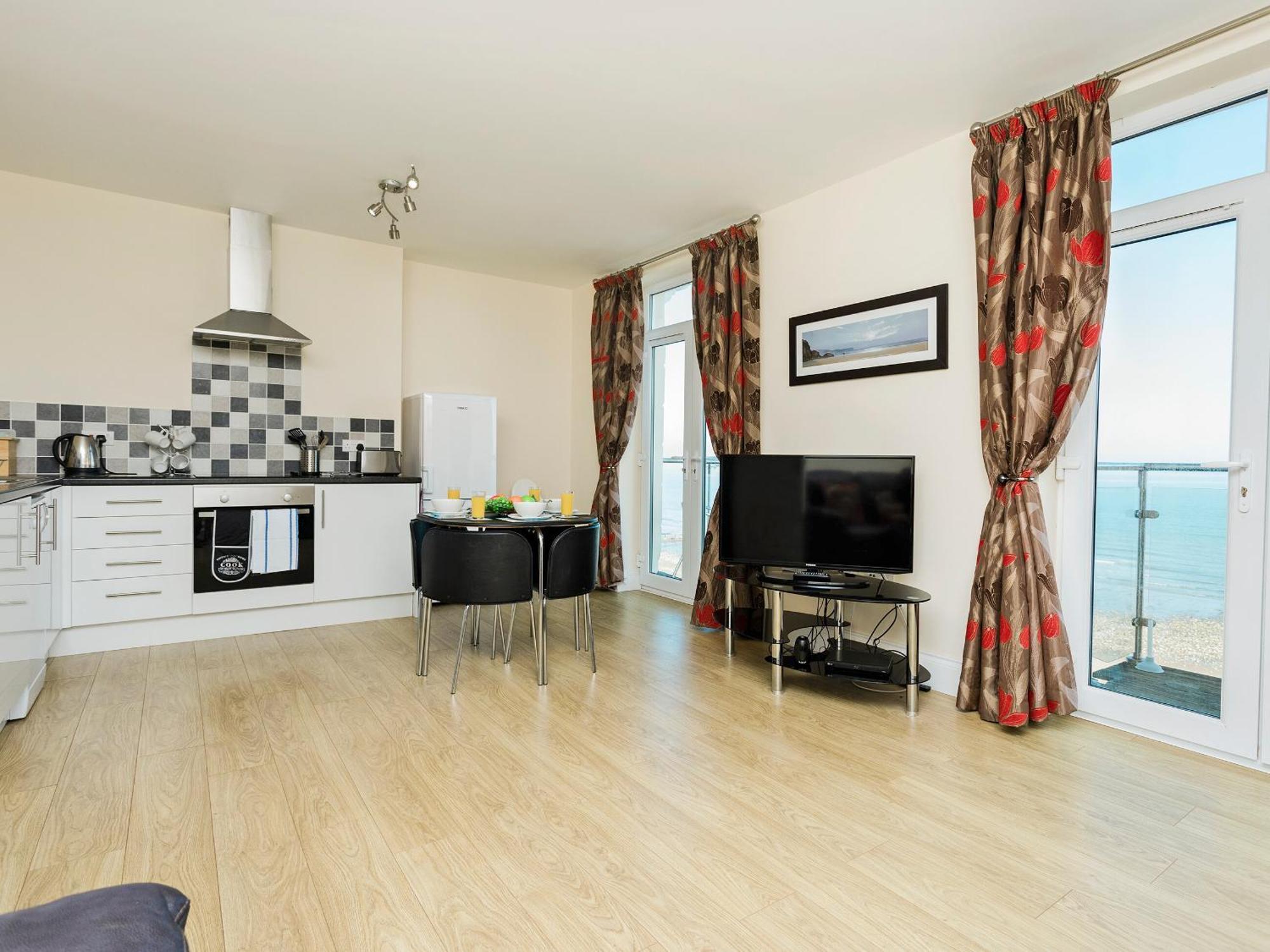 Sunny Beach Apartments 섕클린 외부 사진